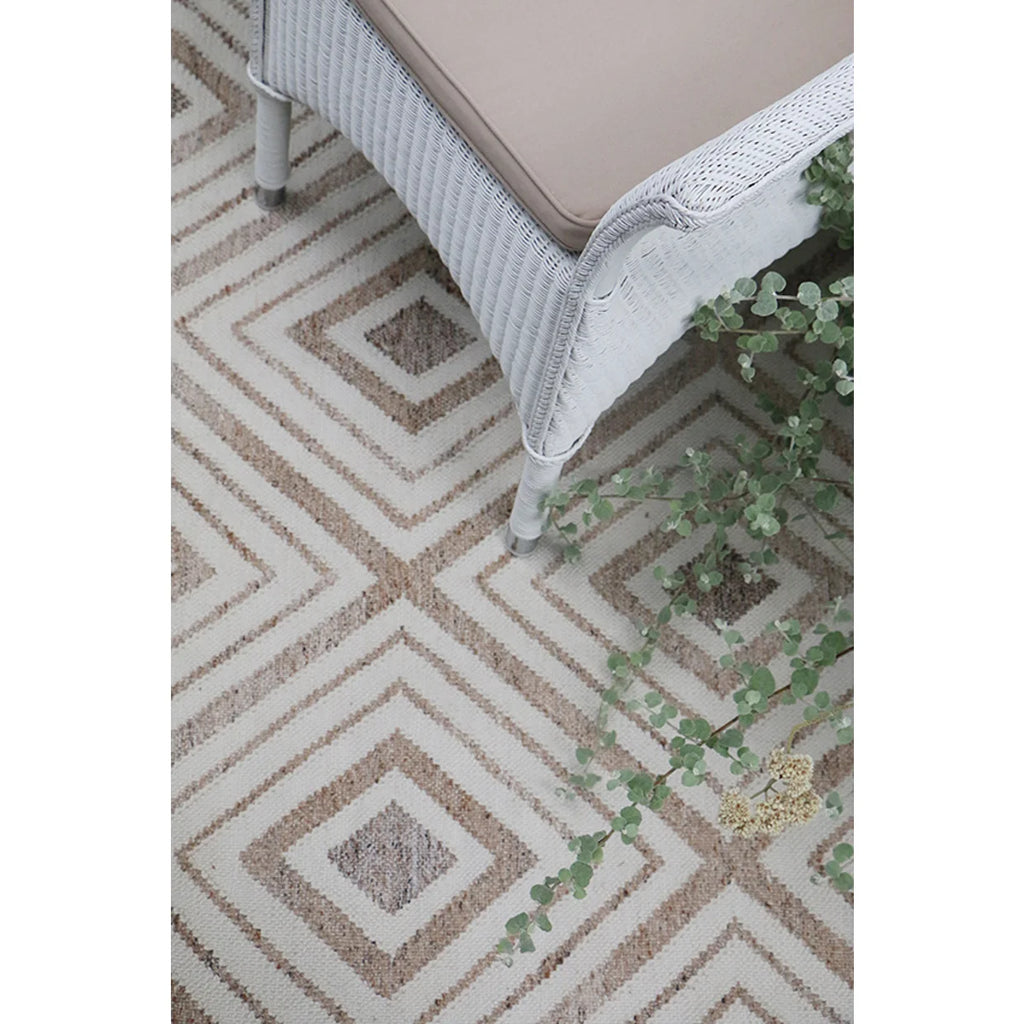 Indoor/Outdoor Sandstone & Ivory Aztec Rug