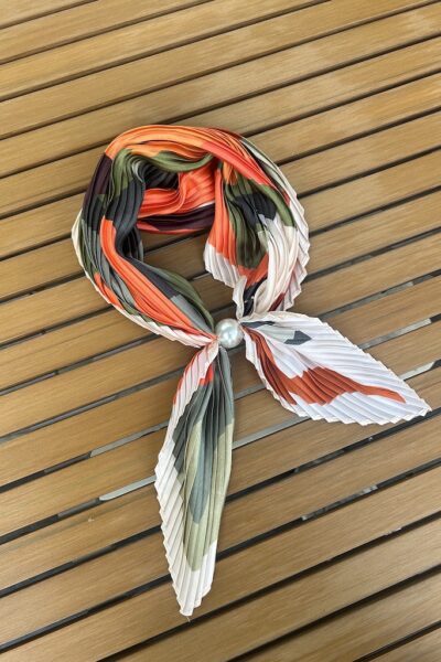 Pleated pearl  fasten neck tie wild horses